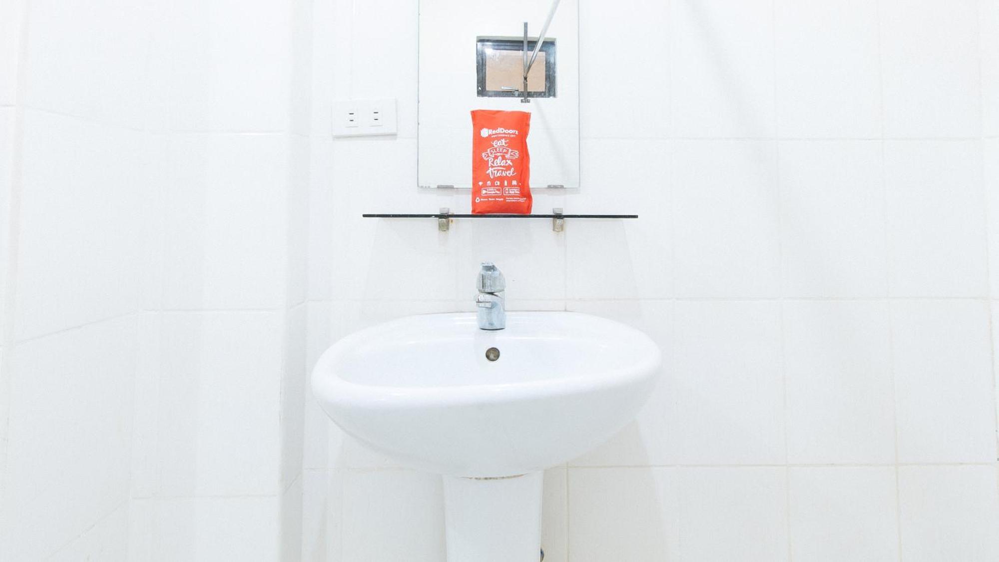 Отель Reddoorz Near Pasay Taft Экстерьер фото