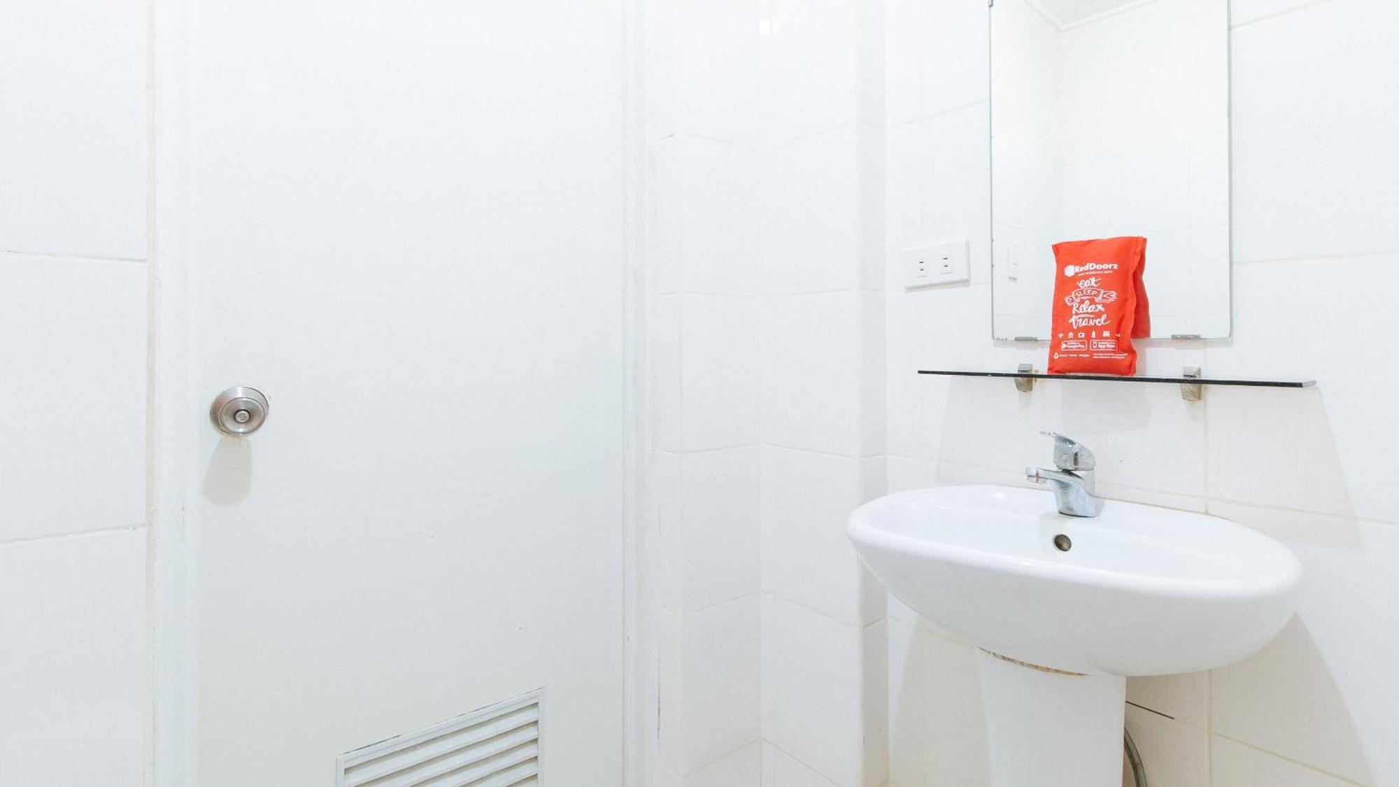 Отель Reddoorz Near Pasay Taft Экстерьер фото