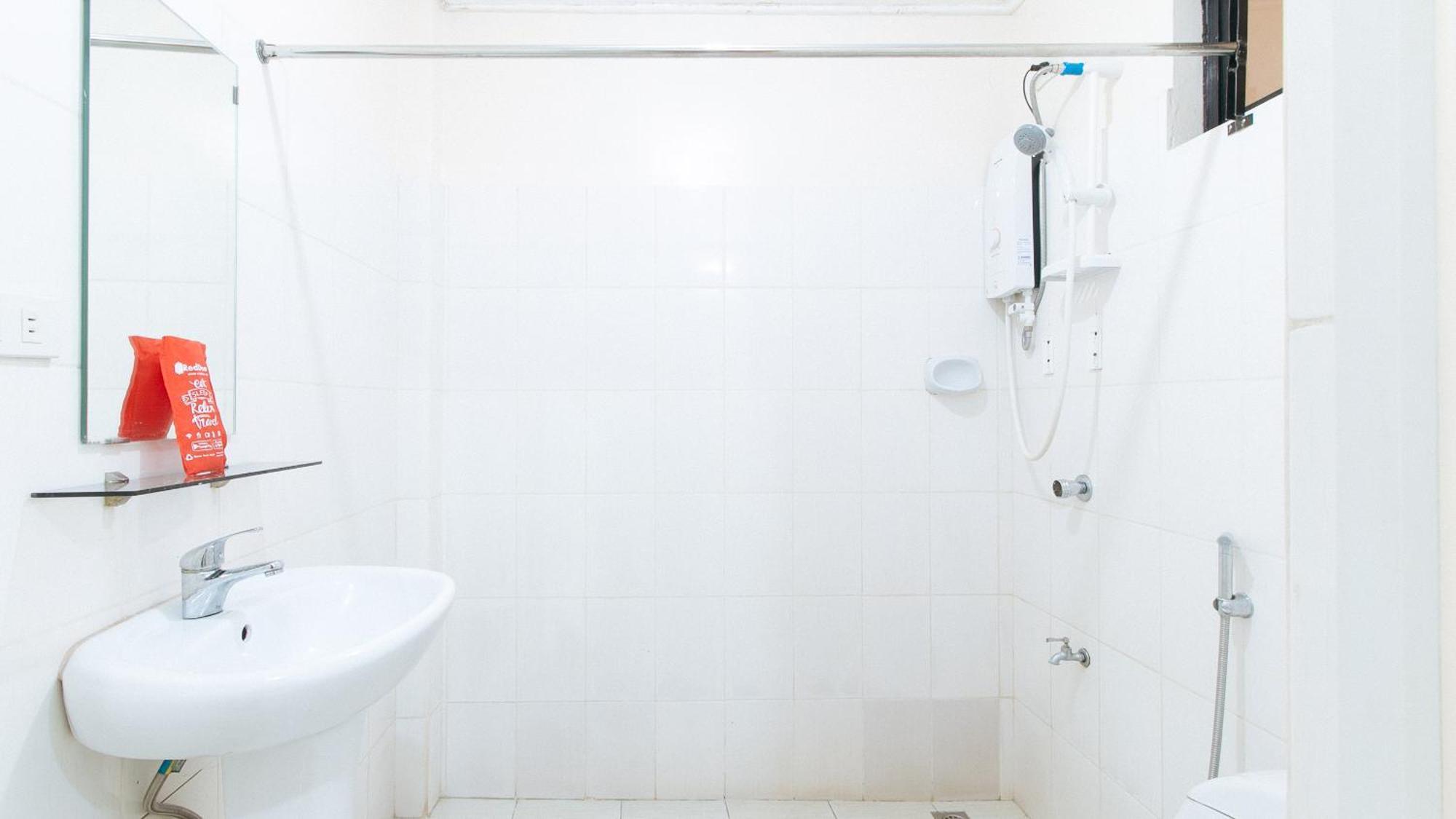 Отель Reddoorz Near Pasay Taft Экстерьер фото
