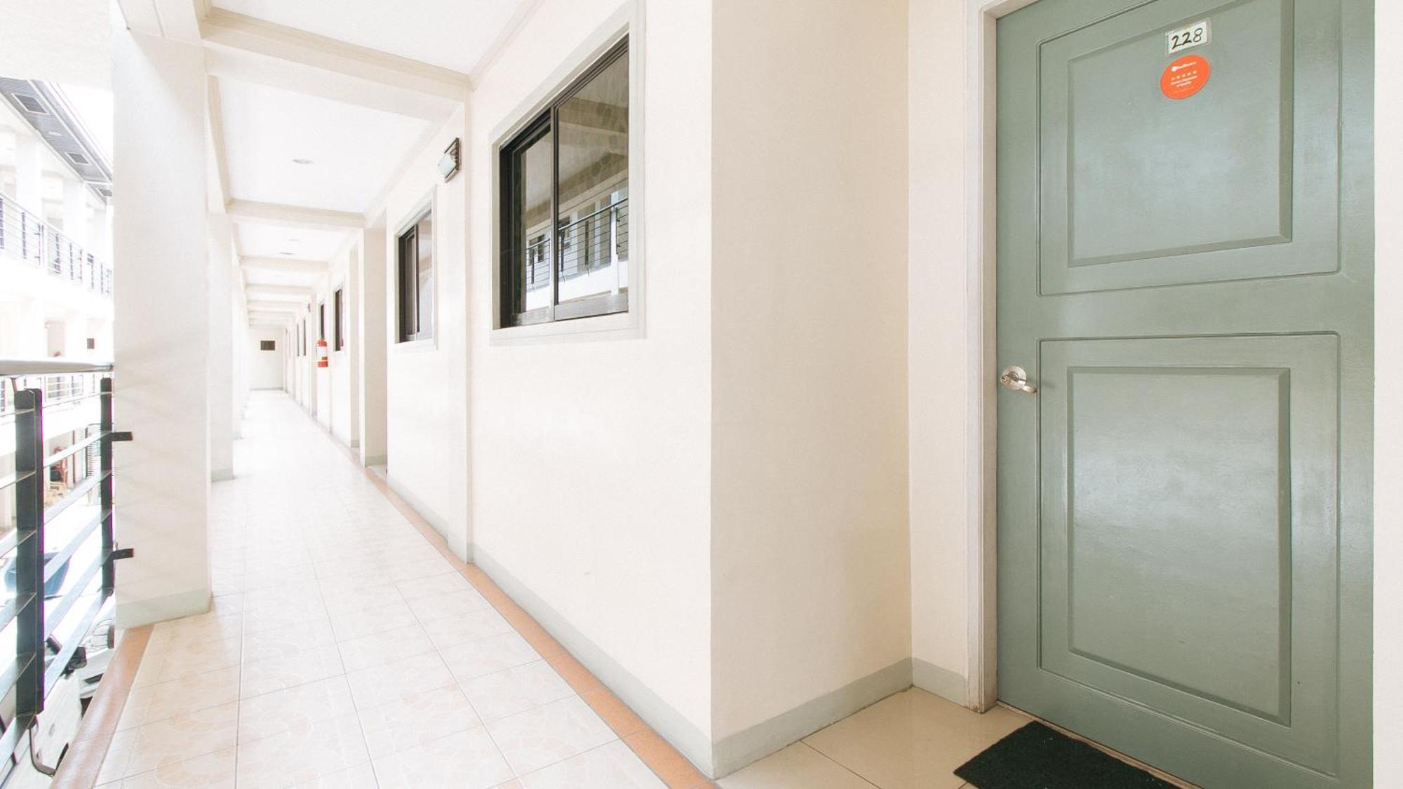 Отель Reddoorz Near Pasay Taft Экстерьер фото